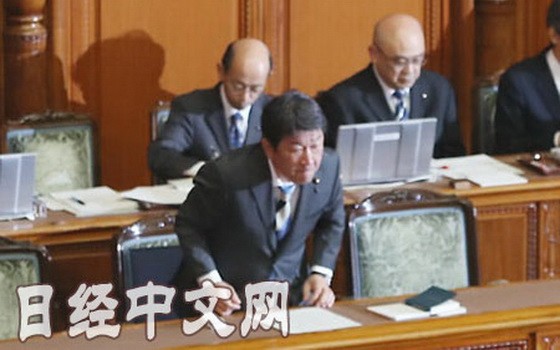 日美貿易協定獲得通過，日本外相茂木敏充行禮。（圖源：Nikkei）