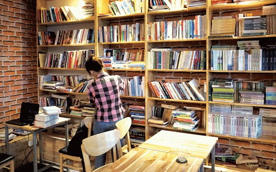 讀者在知文書店購書。