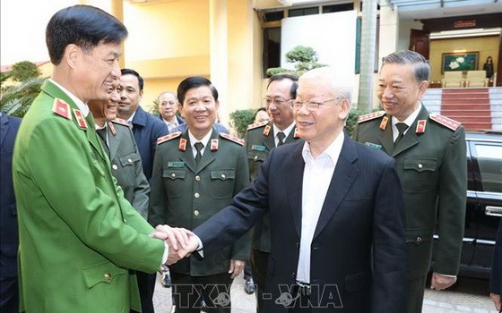 黨中央總書記、國家主席阮富仲（前右）同與會代表親切握手、互致問候。（圖源：越通社）