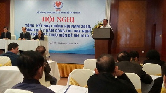 越南殘疾者與孤兒輔助會於昨(6)日上午在河內舉行的2019年活動總結會議場景。（圖源：紅鳳）