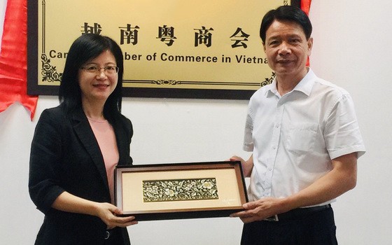 何綺君會長(左)向徐豐培先生贈送紀念品。