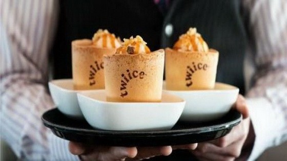 紐西蘭航空擬推「可食用咖啡杯」，減少垃圾量。（圖源：Twitter）