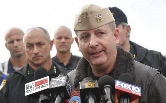 圖為美國官員金瑟拉上校（Capt. Timothy F. Kinsella）向媒體說明案發經過。（圖源：AP）