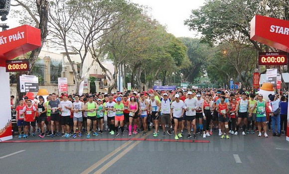 2019 年Techcombank 胡志明市國際馬拉松賽出發前的壯觀場景。（圖源：市黨部新聞網）