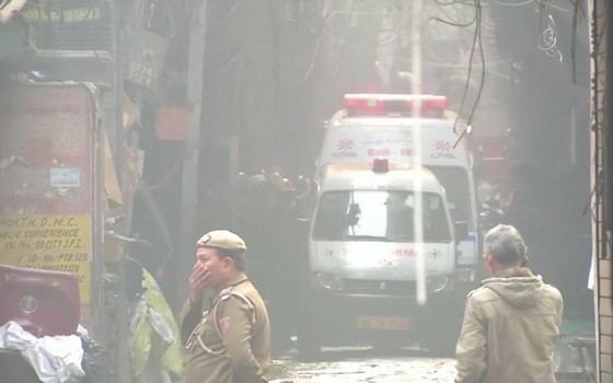 救援現場煙霧彌漫。（圖源：路透社）