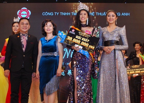 人民藝人徐梓衡（左一）和光芳盛公司董事長郭虹（左二）祝賀冠軍魏寶珍（右二）。