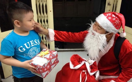 “聖誕老人”上門送禮物勞務受歡迎