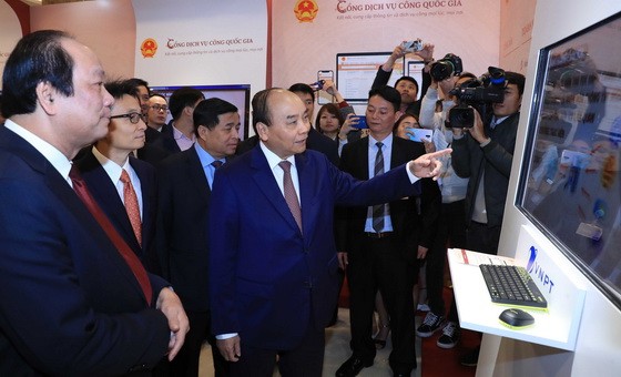 政府總理阮春福（中）與各代表出席啟動儀式。（圖源：互聯網）