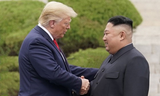 特朗普總統與金正恩六月三十日在板門店握手。（圖源：CNN）