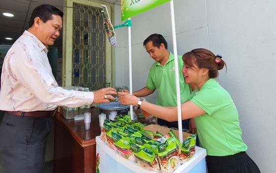 企業向各紅十字會代表介紹產品。