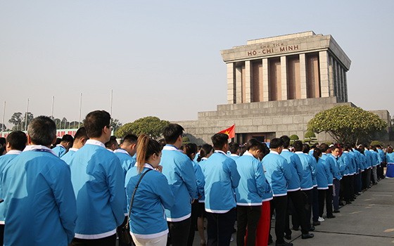 1000名優秀代表於昨(10)日上午前往晉謁胡志明主席陵並舉行報功儀式。（圖源：登海）