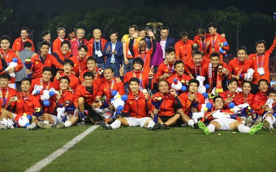 越南男足在奪得金牌後歡欣地合照。（圖源：互聯網）