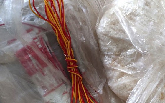 被扣留的炸藥及雷管等乘機禁帶物品。（圖源：警方提供）