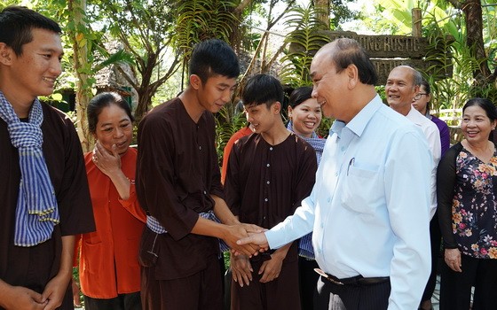 政府總理阮春福（前右）與農民進行對話。（圖源：光孝）