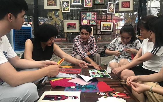 “碎布藝術”合作社黎越強（左三）指引學員拼製布畫。