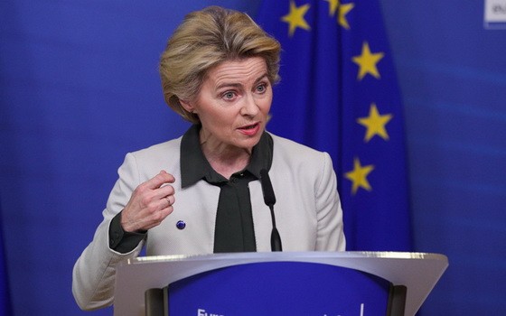 歐盟委員會主席馮德萊恩在新聞發布會上公佈“歐洲綠色協議”。（圖源：越通社）