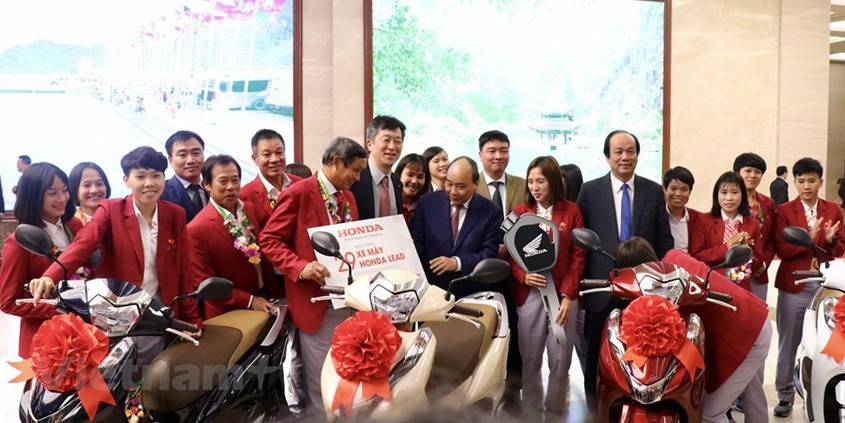 阮春福總理表彰獎勵榮獲東運會冠軍的男女足球隊 ảnh 3