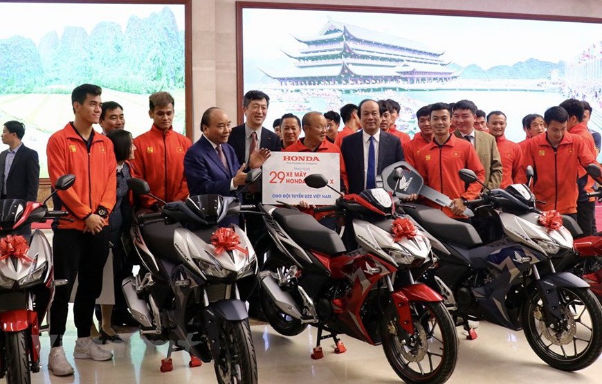 阮春福總理表彰獎勵榮獲東運會冠軍的男女足球隊 ảnh 2