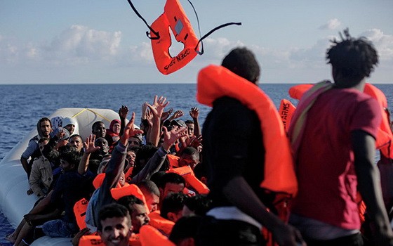 國際移民組織新聞處：自年初以來，共有10多萬名移民、難民橫跨地中海進入歐洲，其中1246人在途中喪生。（圖源：AFP）