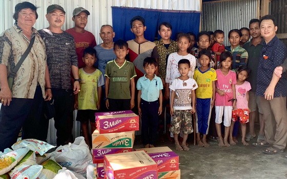 富山五行廟慈善組組長鄒國榮(右一)與慈善人士向貧困長者贈送濟貧禮物。