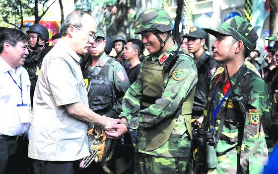 市委書記阮善仁親切問候參加演習的戰士。（圖源：互聯網）