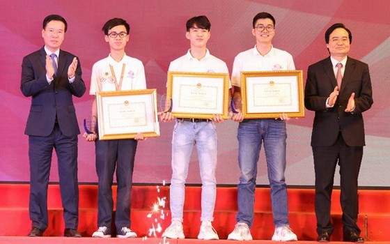 中央宣教部長武文賞（左一）向第一名得獎者頒發獎項。（圖源：雲英）