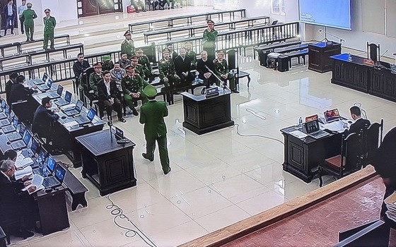 媒體界通过監視屏幕觀察庭審現場。（圖源：嘉慶）