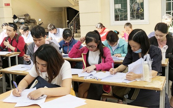 勞工辦理手續享失業津貼。