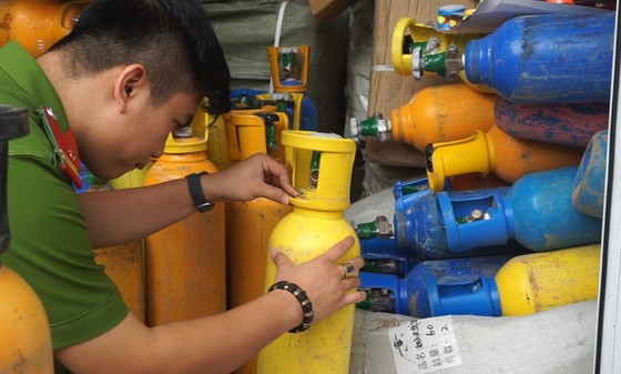 職能力量查獲的大批笑氣瓶。（圖源：TTO）