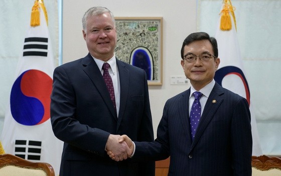 圖為12月16日韓國外交部第一次官趙世暎（右）與美國國務院對朝政策特別代表比根會面。（图源：路透社）