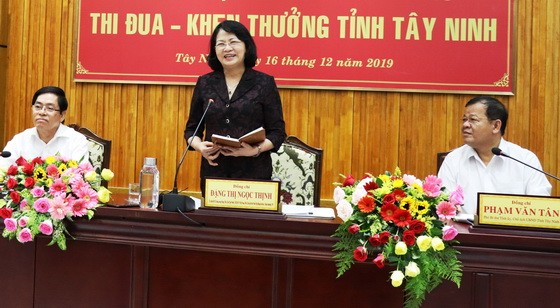 國家副主席鄧氏玉盛（中）在會上致詞。（圖源：越通社）