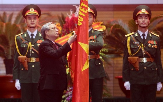 黨中央書記處常務書記陳國旺向越南人民軍總政治部授予一等捍衛祖國勳章。（圖源：楊江）