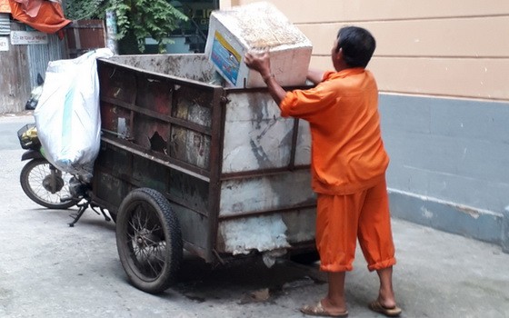 垃圾車殘舊簡陋不堪，達不到就地分類垃圾的要求。