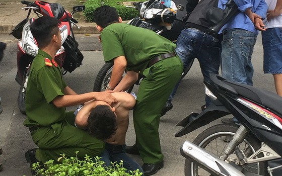 公安力量在武氏六街上擒獲一名劫匪。（圖源：德進）