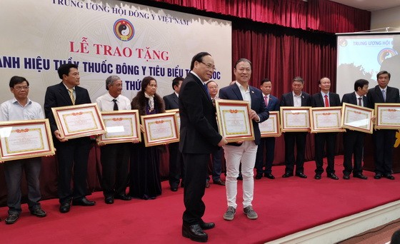 劉劍昌東醫師接領“傑出東醫師”稱號認證。