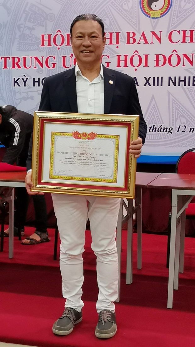 本市３位獲“傑出東醫師”稱號 ảnh 1