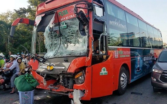 事故現場的肇事芳莊客車駕駛室嚴重損壞。（圖源：秋莊）