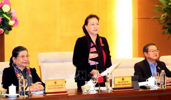 國會主席阮氏金銀（中）在會議上致閉幕詞。（圖源：越通社）