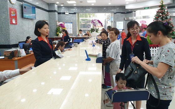 新張營業當天，有許多華人同胞前往交易。