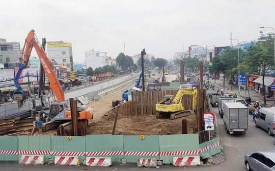 安霜交通樞紐工程施工，致往來的車輛行駛不便。（圖源：安輝）