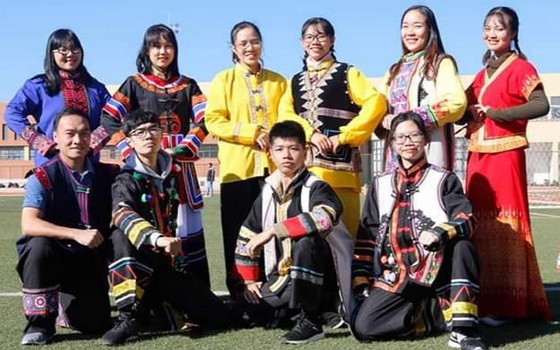 市人文社科學大學東方學系師生合影。