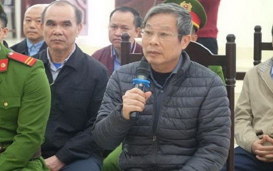 被告人阮北山手持話筒回答審判員問案。（圖源：春恩）