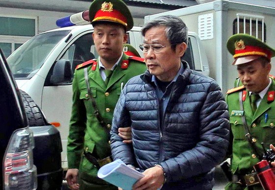 法警將阮北山押送到法院。（圖源：南陳）