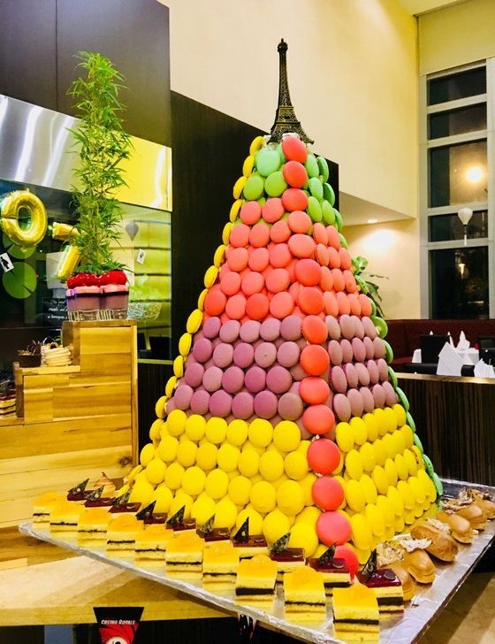 美爵酒店以馬卡龍餅拼成的聖誕樹。