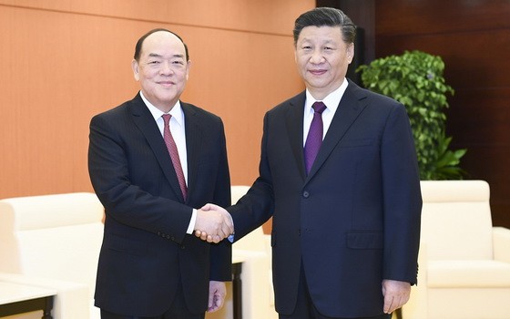 中國國家主席習近平（右）會見賀一誠。（圖源：新華社）