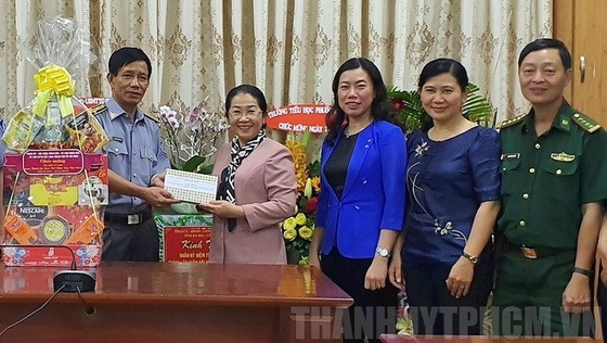 市委副書記武氏蓉（左二）向2號漁檢分隊代表贈送禮物。（圖源：VOH）