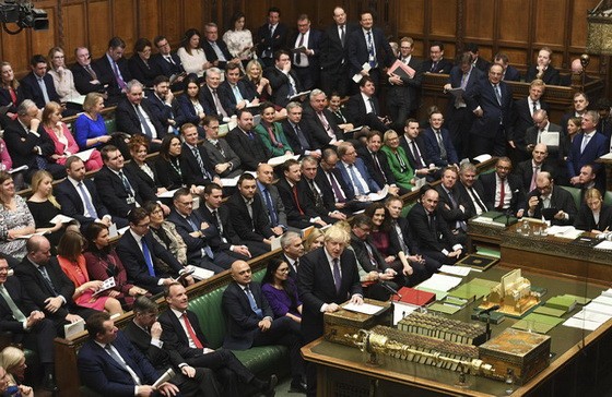 英國首相約翰遜（前中）在議會下院發言。（圖源：新華社）