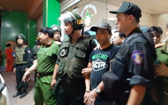 職能力量現場擒獲放高利貸、暴力討債及搗亂治安的團夥頭目鄧光全（右二）。（圖源：黎琳）