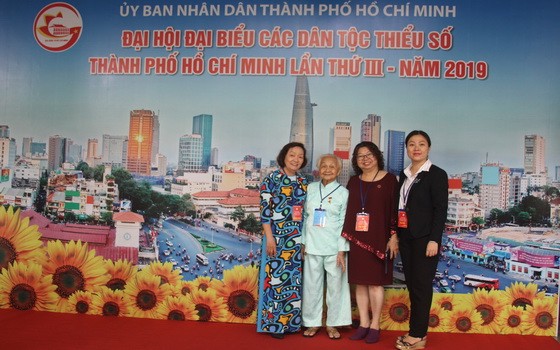 顏氏喜老大娘（左二）穿著大襟衫與其他華人同胞出席“2019 年第三次胡志明市各少數民族代表大會”。