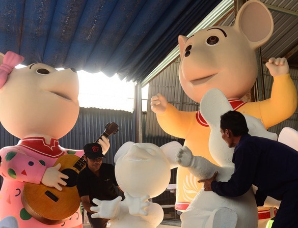 吉祥物是根據東湖民間畫《老鼠婚禮》中擬人化造型來製作，十分生動及逼真，充滿迎春氣氛，頗為討人喜歡。